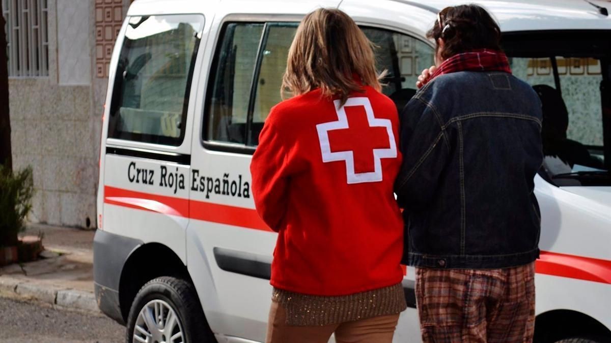 Una mujer trabajadora de Cruz Roja.