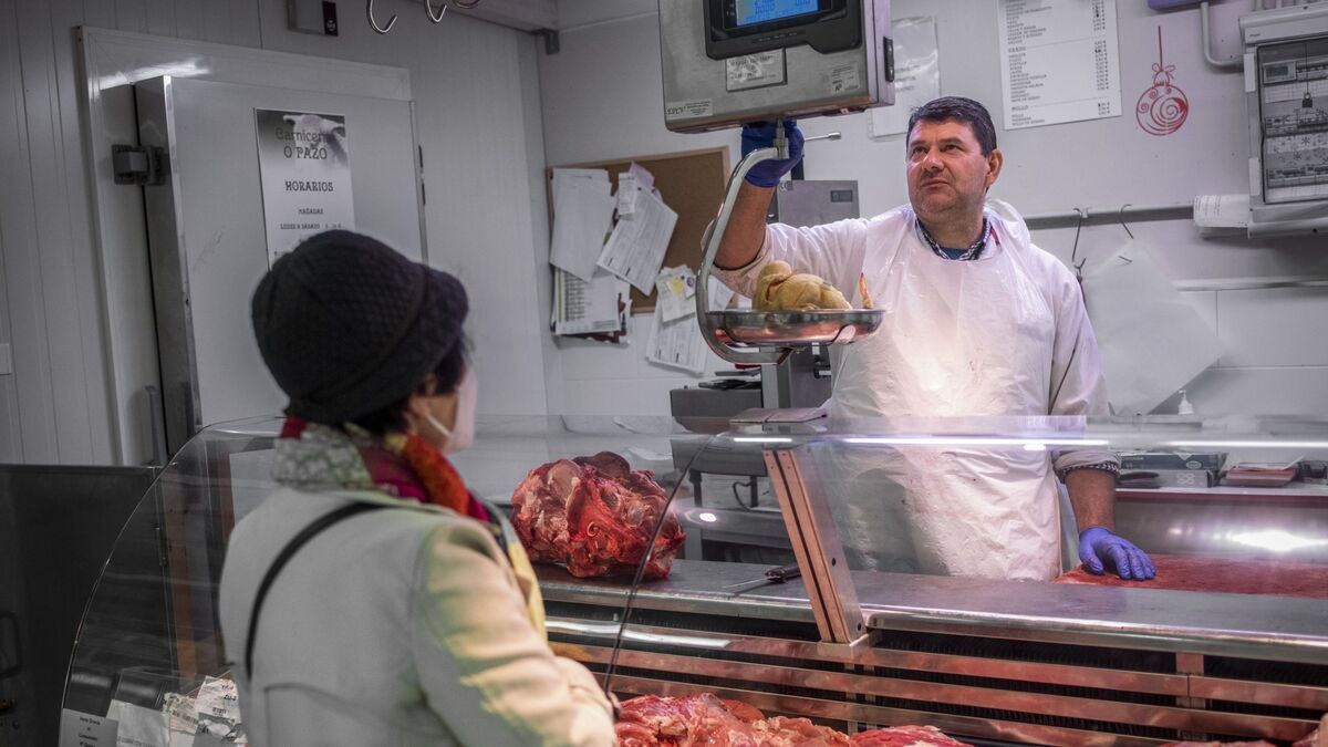 Trabajastur ofrece empleo sin experiencia y contrato indefinido en Asturias Un carnicero atiende a una clienta