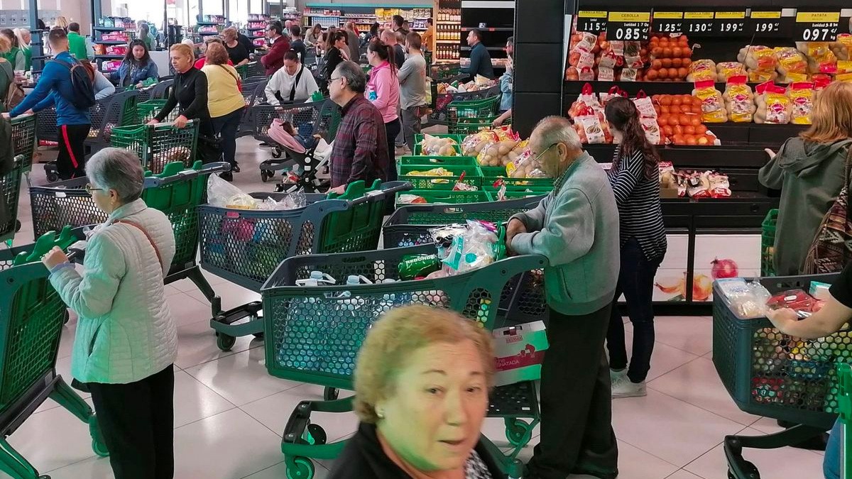 UGT convoca huelga en los supermecados de Madrid el 23 y 24 y el 30 y 31 de diciembre Varias colas en un supermercado Mercadona