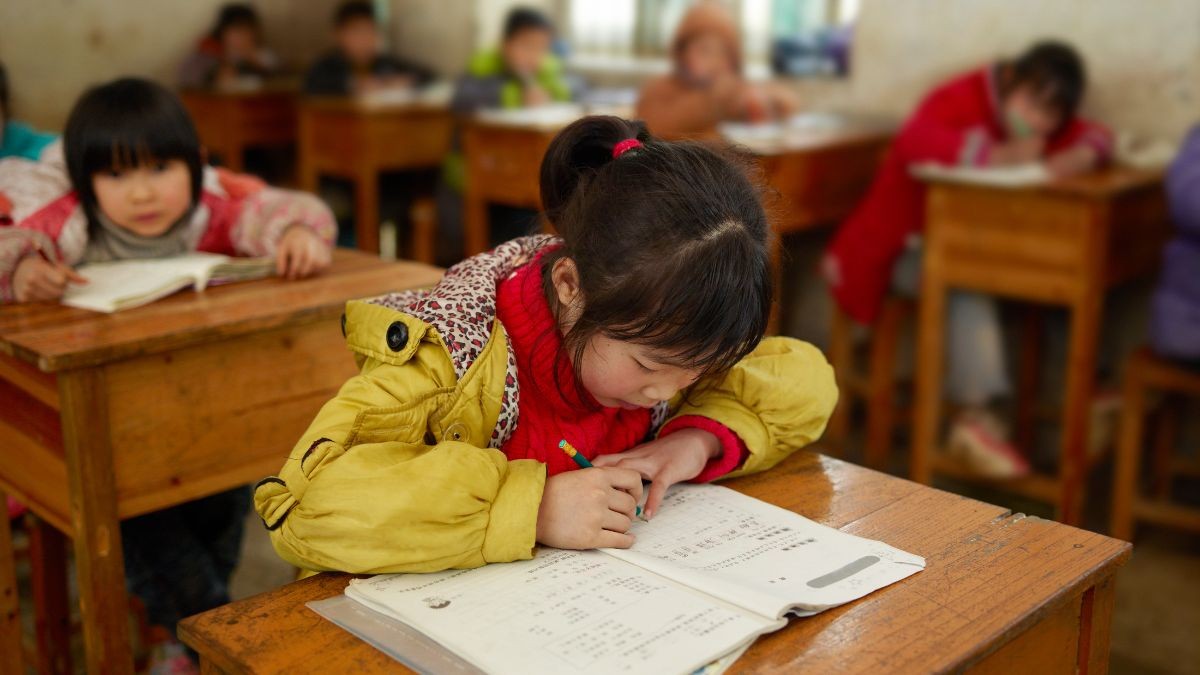 Una niña estudia en un colegio chino.