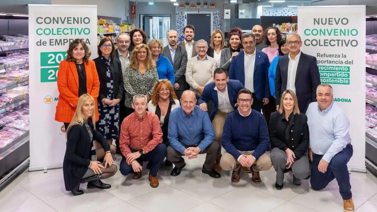 Mercadona subirá el sueldo a sus empleados hasta el 6% y lo vincula a resultados Fotografía de sindicatos y representantes de Mercadona tras firmar el convenio.