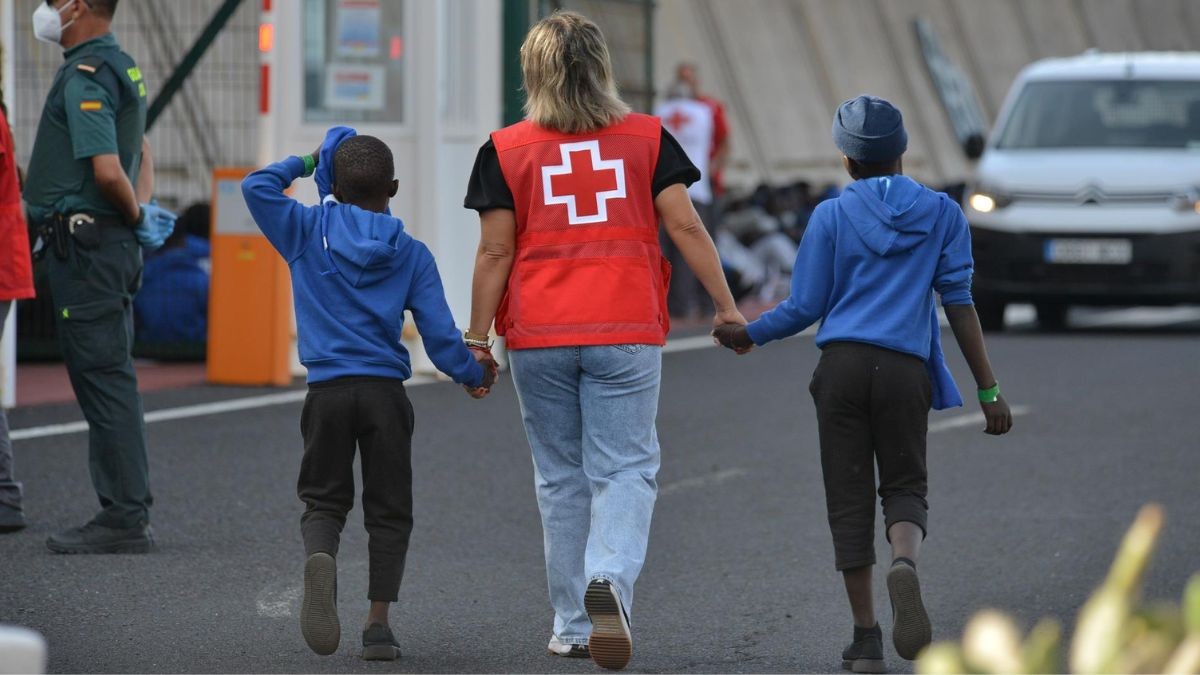 Una trabajadora de Cruz Roja.
