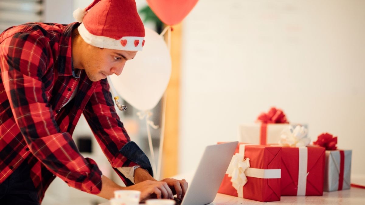 Un trabajador mirando el ordenador en Navidad
