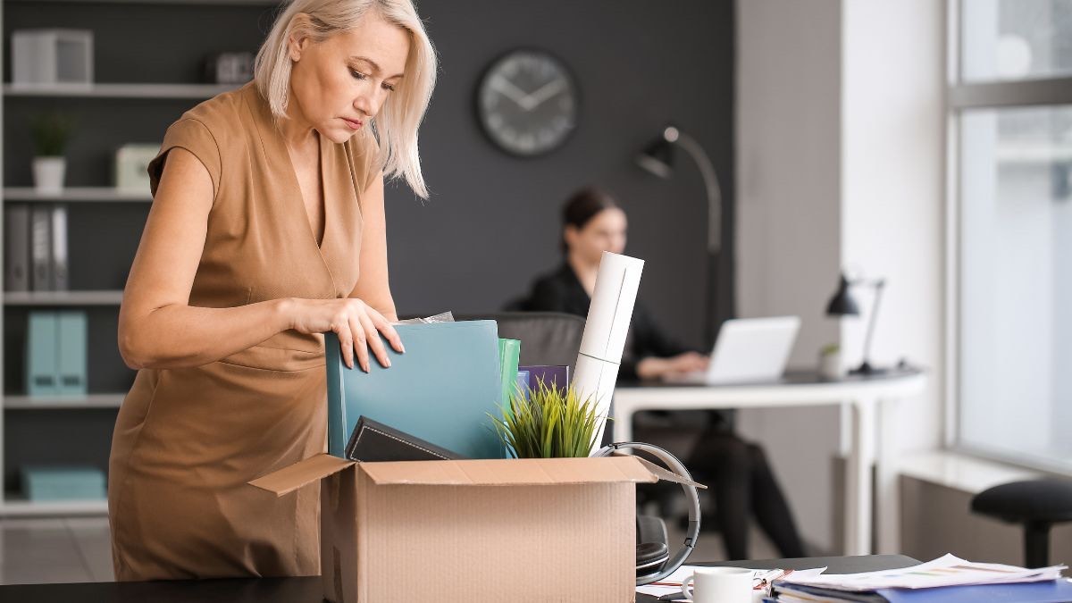 Guía del despido nulo: causas y consecuencias Una trabajadora recogiendo sus cosas tras su despido