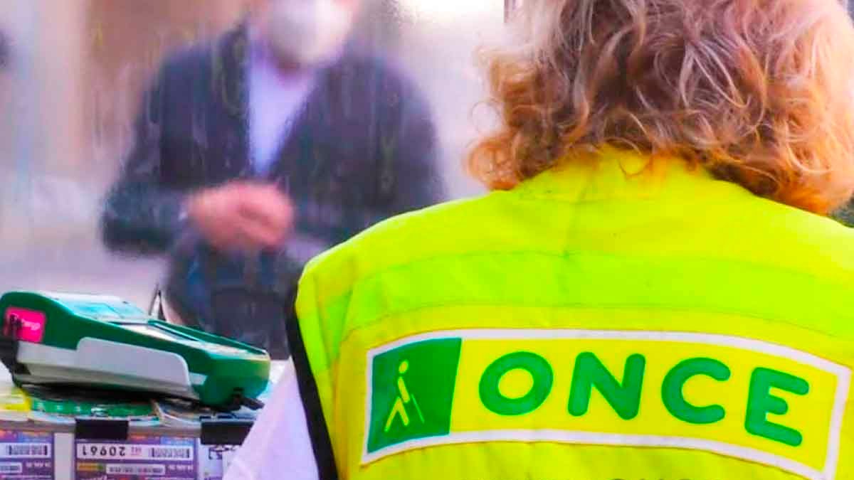 Un vendedor de cupones de la ONCE en su puesto de trabajo.