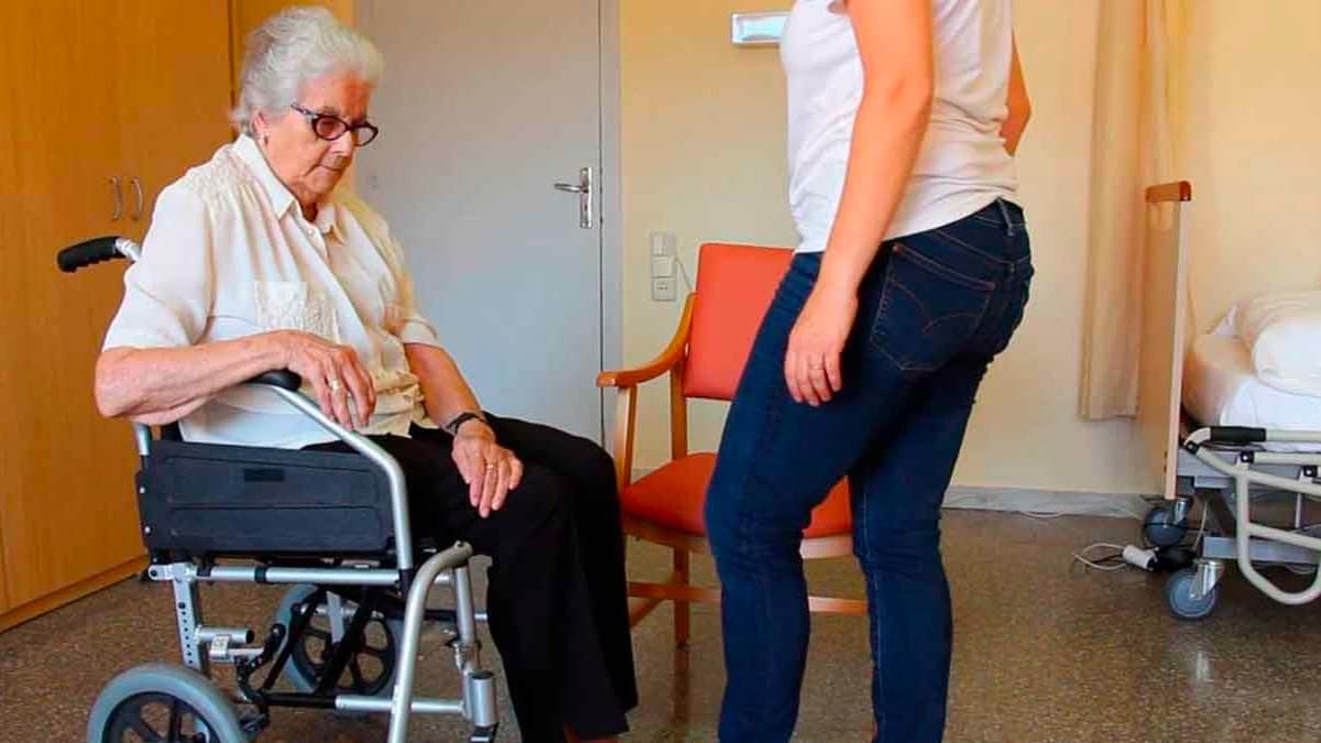Sueldo superior a 1.400 euros de lunes a viernes: Cuideo busca personal sin experiencia Una persona pasea a un mayor.