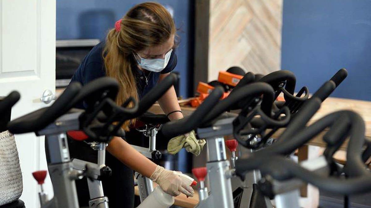 Los gimnasios buscan administrativos, monitores y personal de limpieza: sueldo de 1.400 euros. Una limpiadora trabaja en el gimnasio.