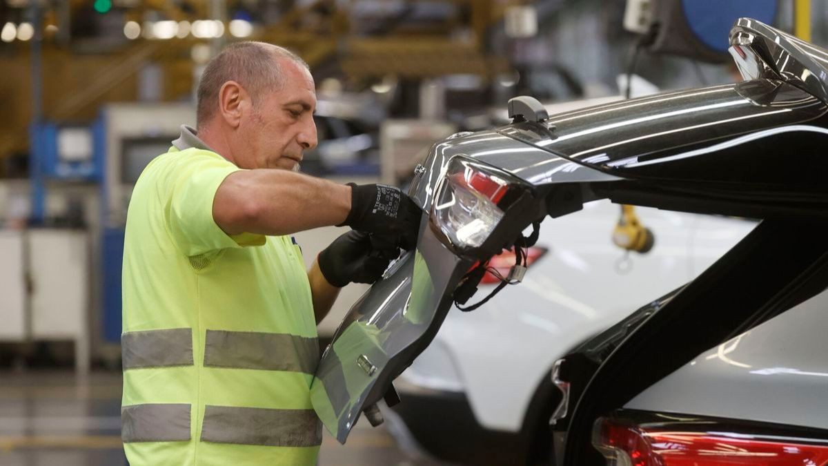 Un mayor de 50 años trabaja en un taller.