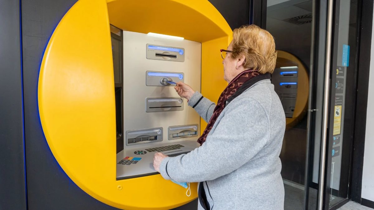 mujer pensionistas sacando dinero del cajero automático
