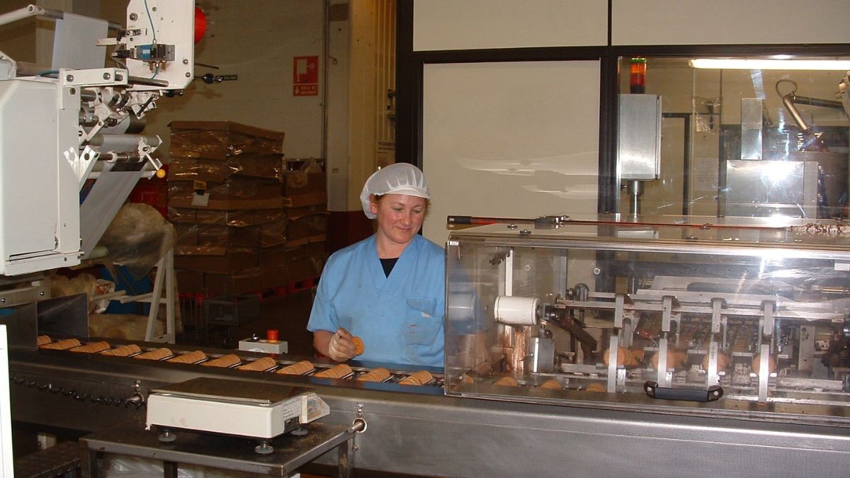 Una trabajadora en la fábrica de Galletas Gullón.