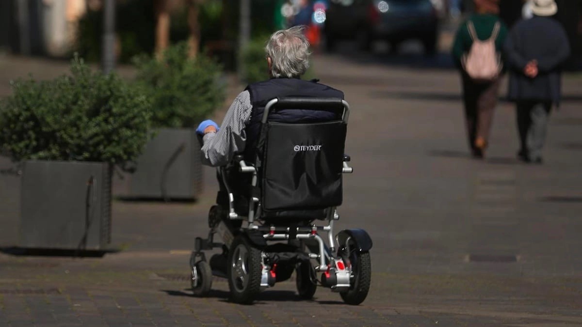 Estas son las consecuencias de llegar a la jubilación cobrando una incapacidad permanente: ¿se pierde? persona jubilada en silla de ruedas