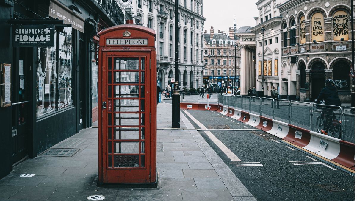 Este país necesita auxiliares administrativos y paga 30.600 euros: abren las bolsas de empleo Una característica cabina roja en Londres.