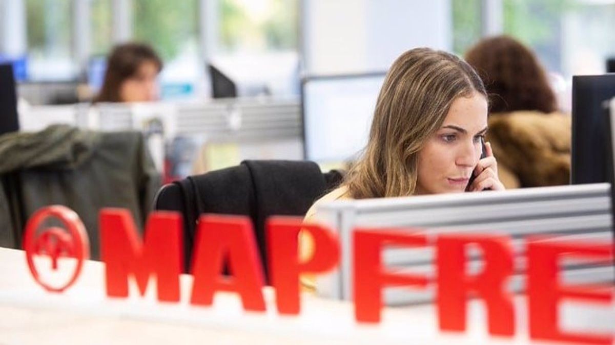 Mapfre busca 160 trabajadores con contrato indefinido y sueldo hasta 4.000 euros Una trabajadora de Mapfre.