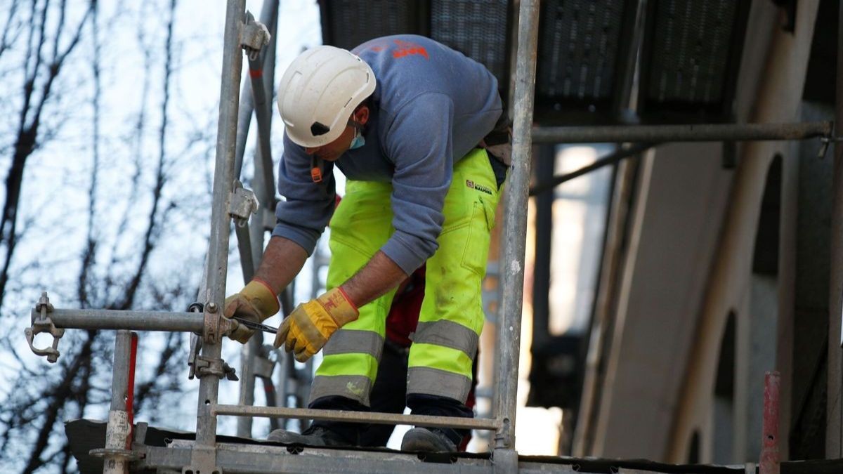 El SEPE publica 457 ofertas de empleo para trabajar en la obra: sin experiencia ni estudios Un trabajador de la obra.