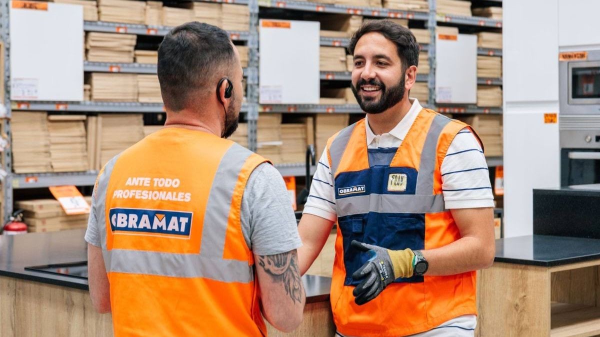 Obramat abre 220 vacantes para contratar personal fijo con sueldo de 1.500 euros Dos trabajadores en un almacén de Obramat.