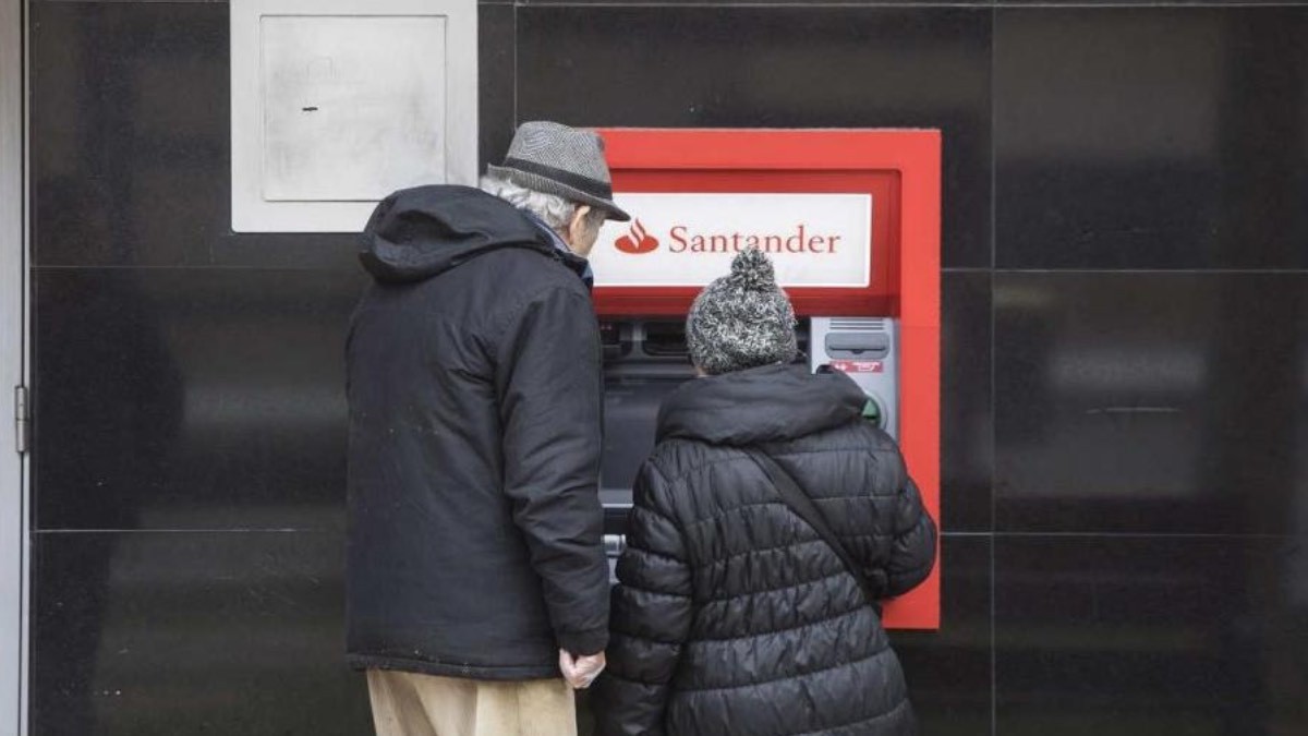 pareja de pensionistas en el cajero automático