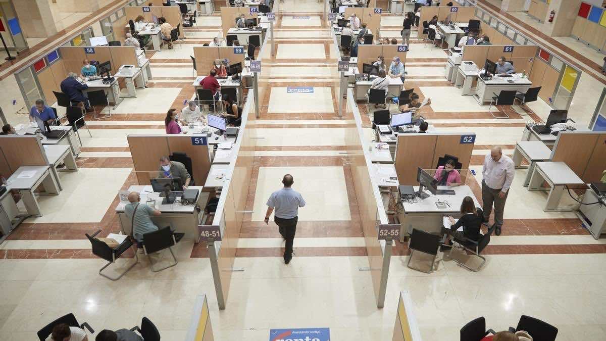 Los funcionarios empezarán 2024 sin subida salarial. grupo de funcionarios trabajando