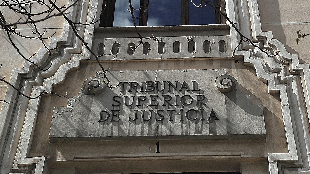 Ampliación del permiso de maternidad y paternidad: un derecho en eterno debate Fachada del Tribunal Superior de Justicia