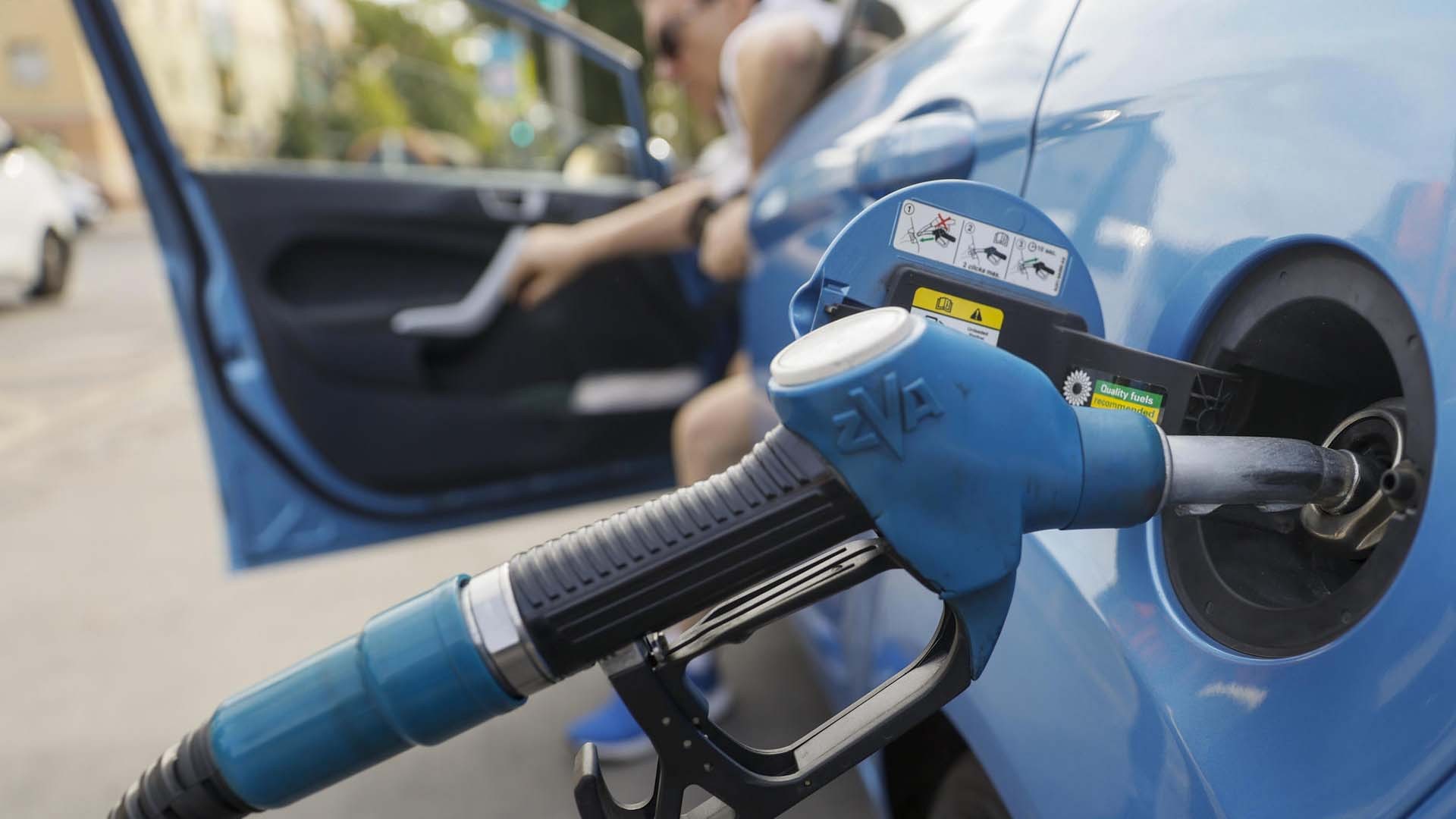 Precio de la gasolina y diésel 28 de diciembre de 2023 Un coche llena el depósito de gasolina