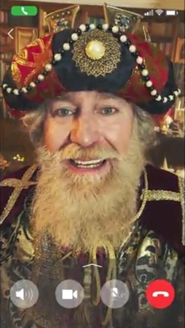 Rey mago haciendo una videollamada
