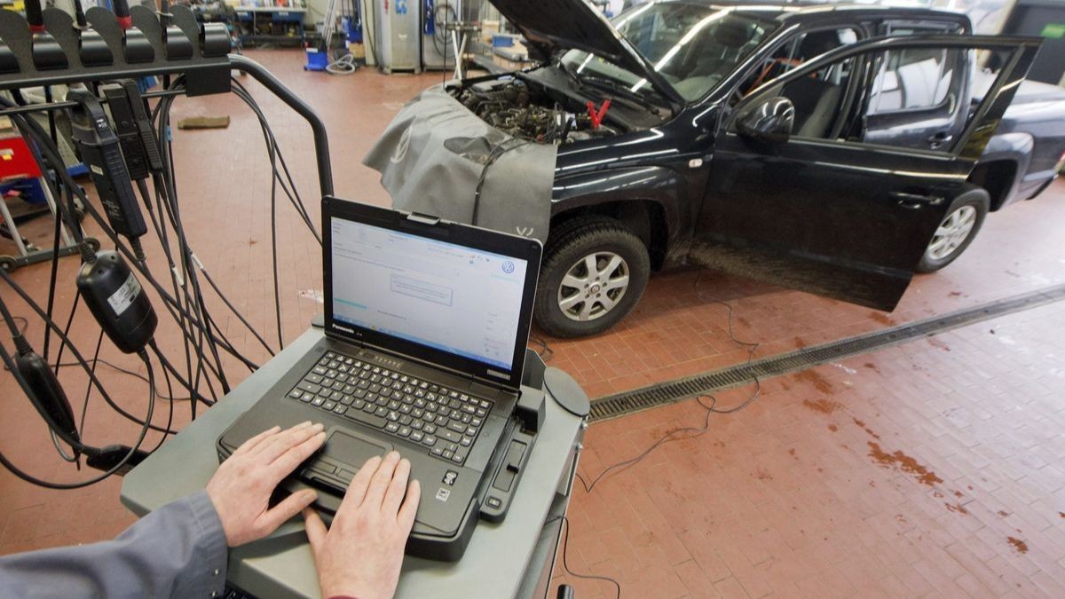 Un mecánico en su taller.