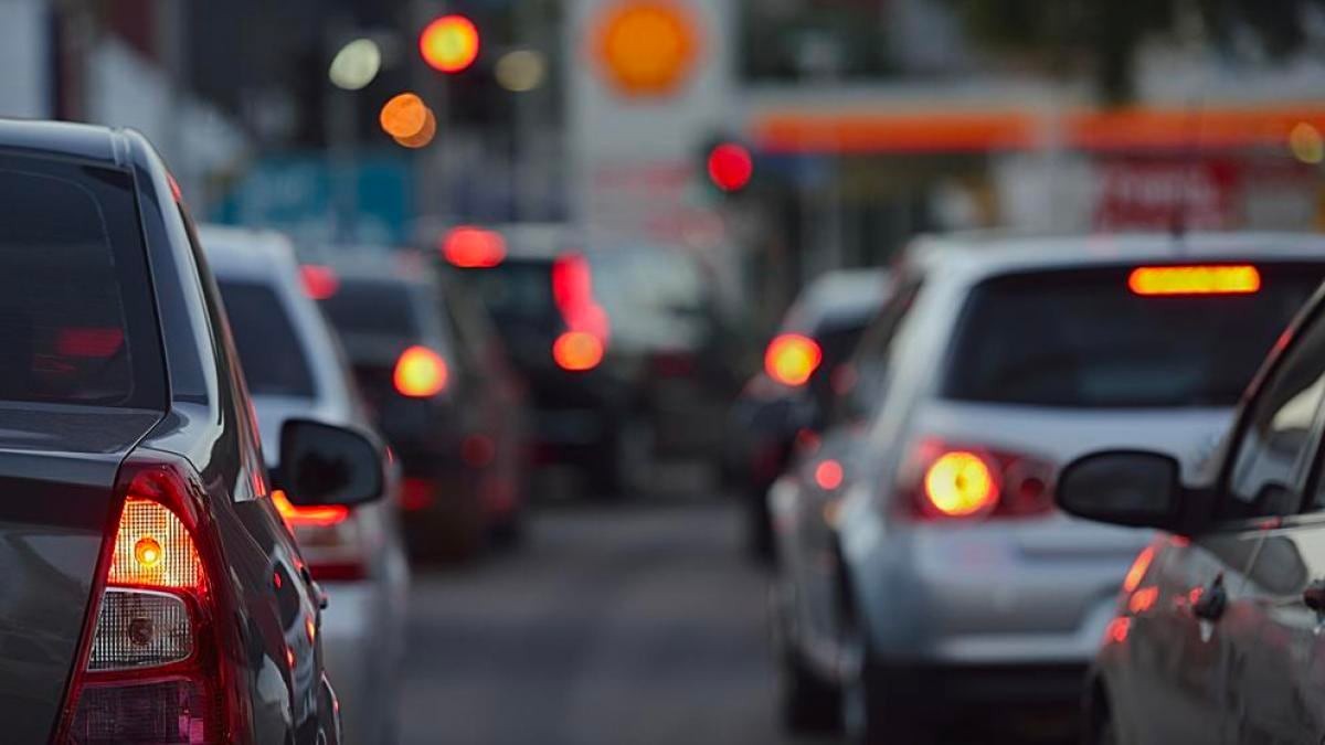 ¿Cuáles son las gasolineras más baratas para llenar el depósito? atasco en una gasolinera de Madrid