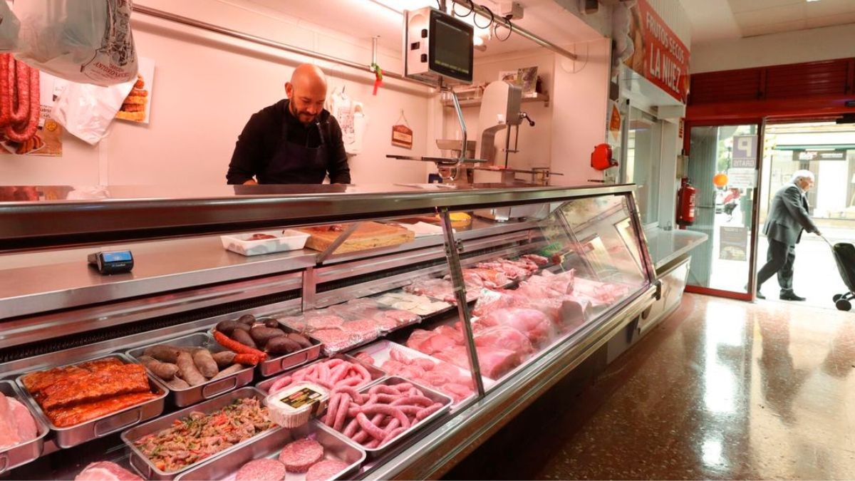 Empleo fijo en el País Vasco: Lanbide lanza 647 ofertas de trabajo sin experiencia Un empleado en una carnicería.