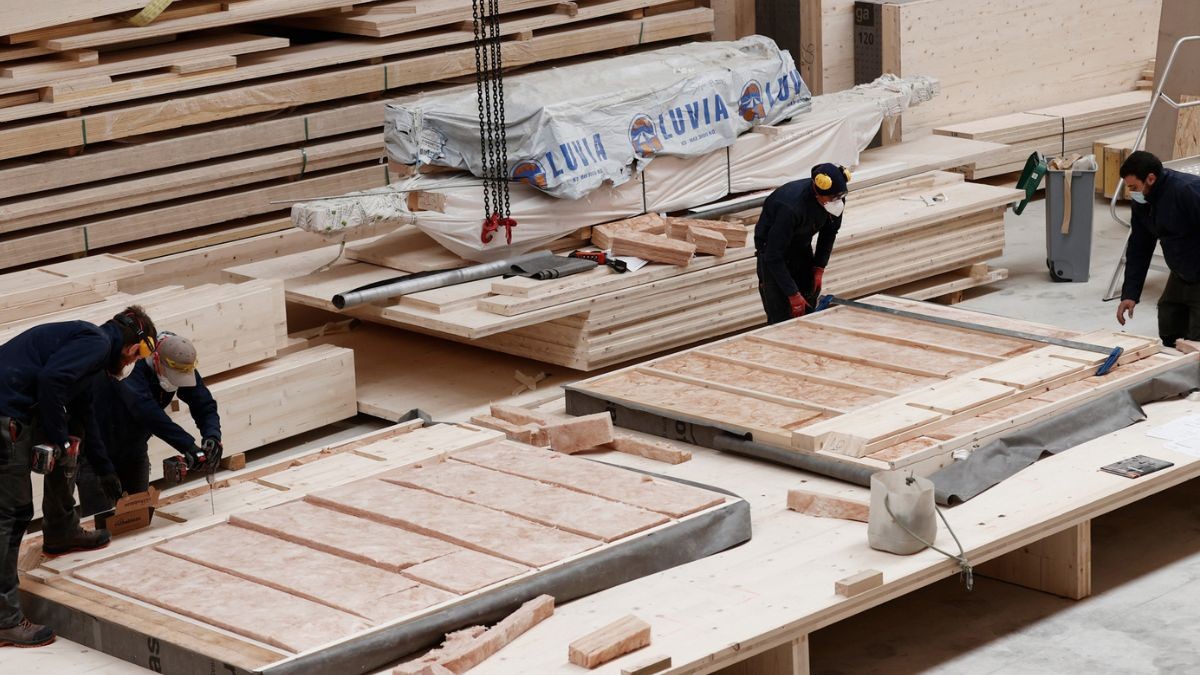 Sueldo de 30.000 euros: el Soib oferta empleo fijo en Baleares para apuntarse en enero. un grupo de carpinteros trabajando