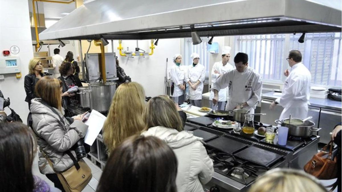 Trabajo en Aragón con contrato indefinido: estas son las ofertas de empleo del Inaem Alumnos en una clase de Hostelería.