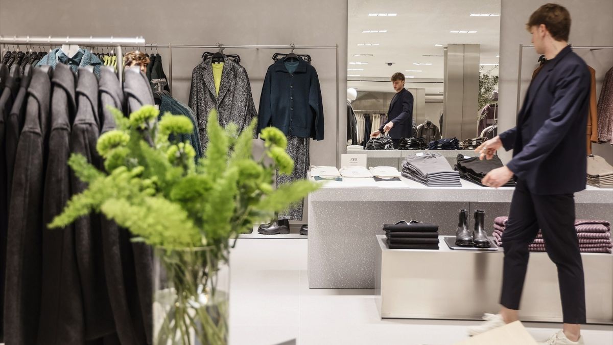 Un dependiente de una tienda de ropa.