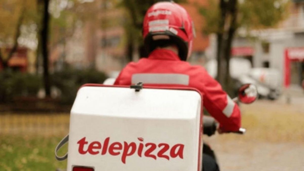 Telepizza busca repartidores con contrato fijo para trabajar los fines de semana Un repartidor de Telepizza.