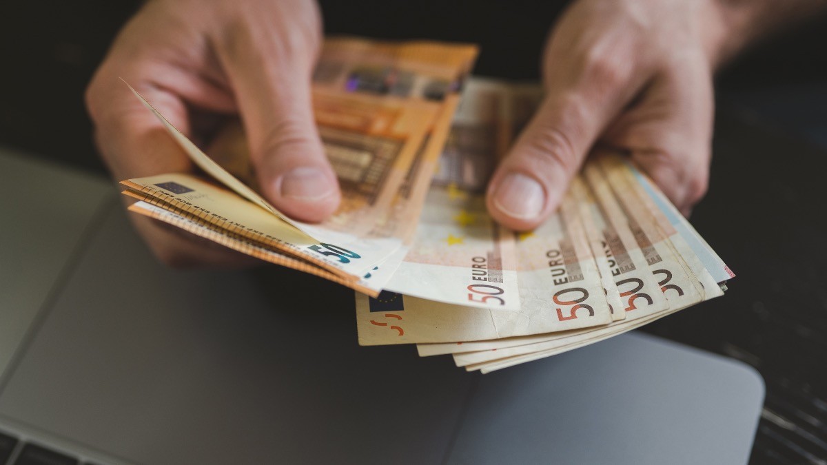 Persona con dinero en efectivo