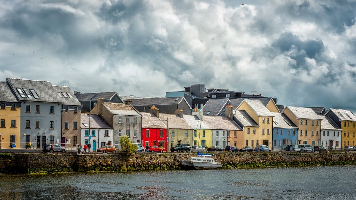 Sueldo de 32.500 euros: Irlanda busca 200 españoles para cubrir estos puestos de trabajo Municipio irlandés con un río al lado.