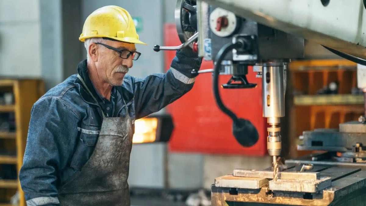 Esta es la edad a la que obligatoriamente tienes que abandonar el mercado laboral y cobrar la pensión de jubilación hombre trabajador a punto de jubilarse