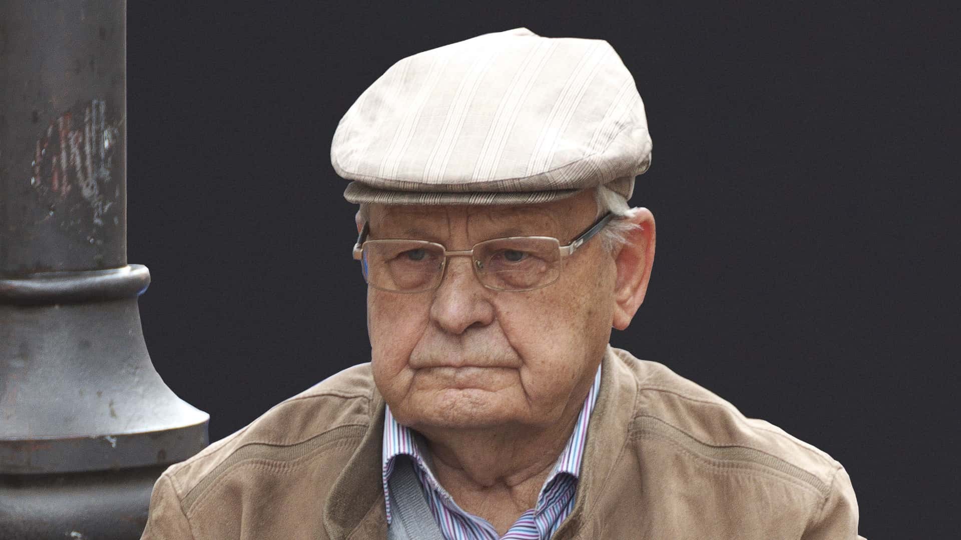 ¿A qué edad me puedo jubilar con 15 años cotizados? Jubilado pensativo sobre la cuantía de su pensión de jubilación
