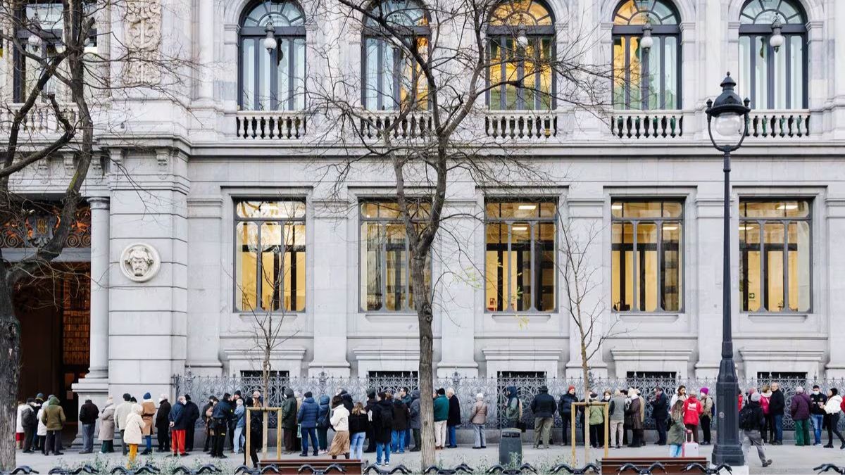 Colas en el Banco de España para comprar Letras del Tesoro.