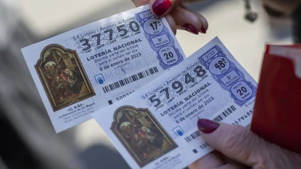 manos de señora con Lotería del Niño 2024