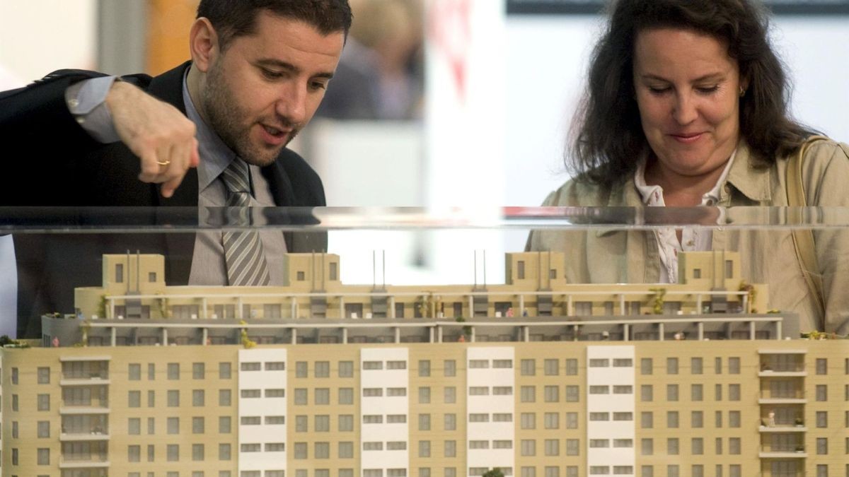 Un asesor inmibilario junto a una cliente.