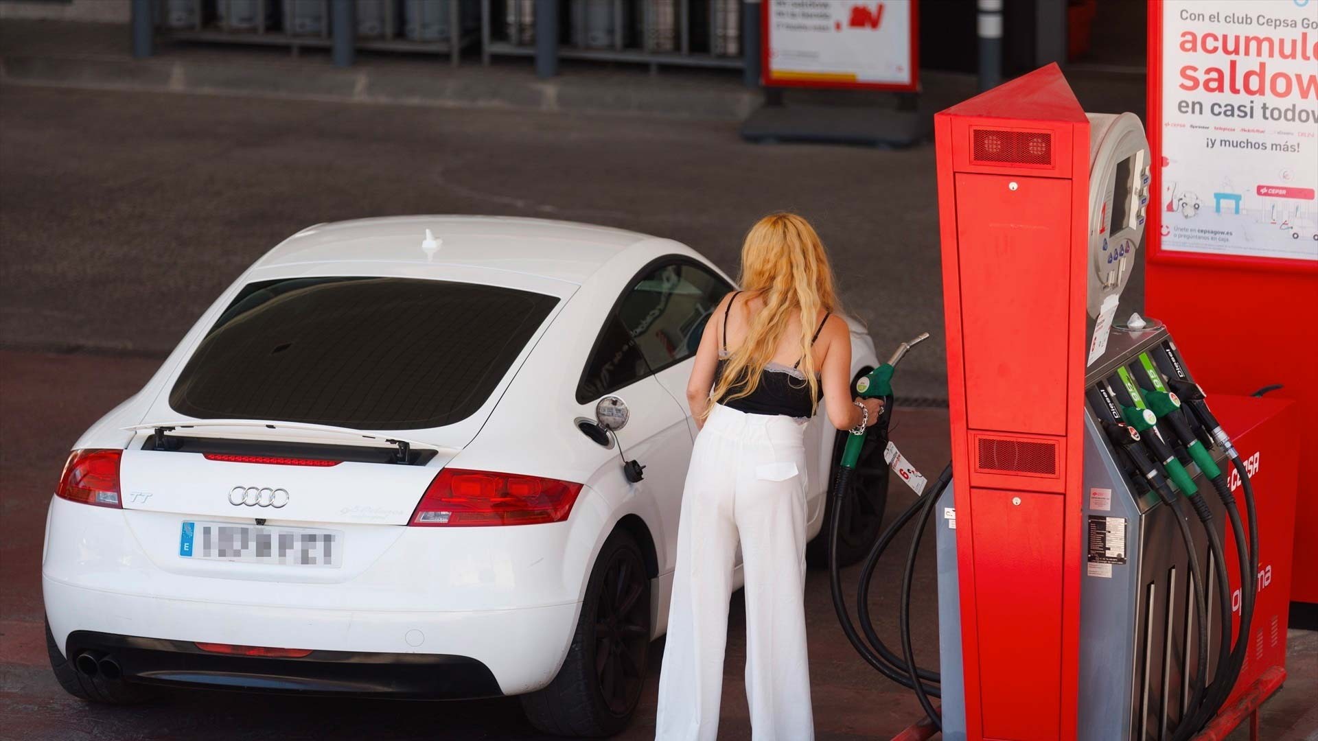 Precio de la gasolina 17 de enero 2024 Una mujer reposta combustible en una gasolinera