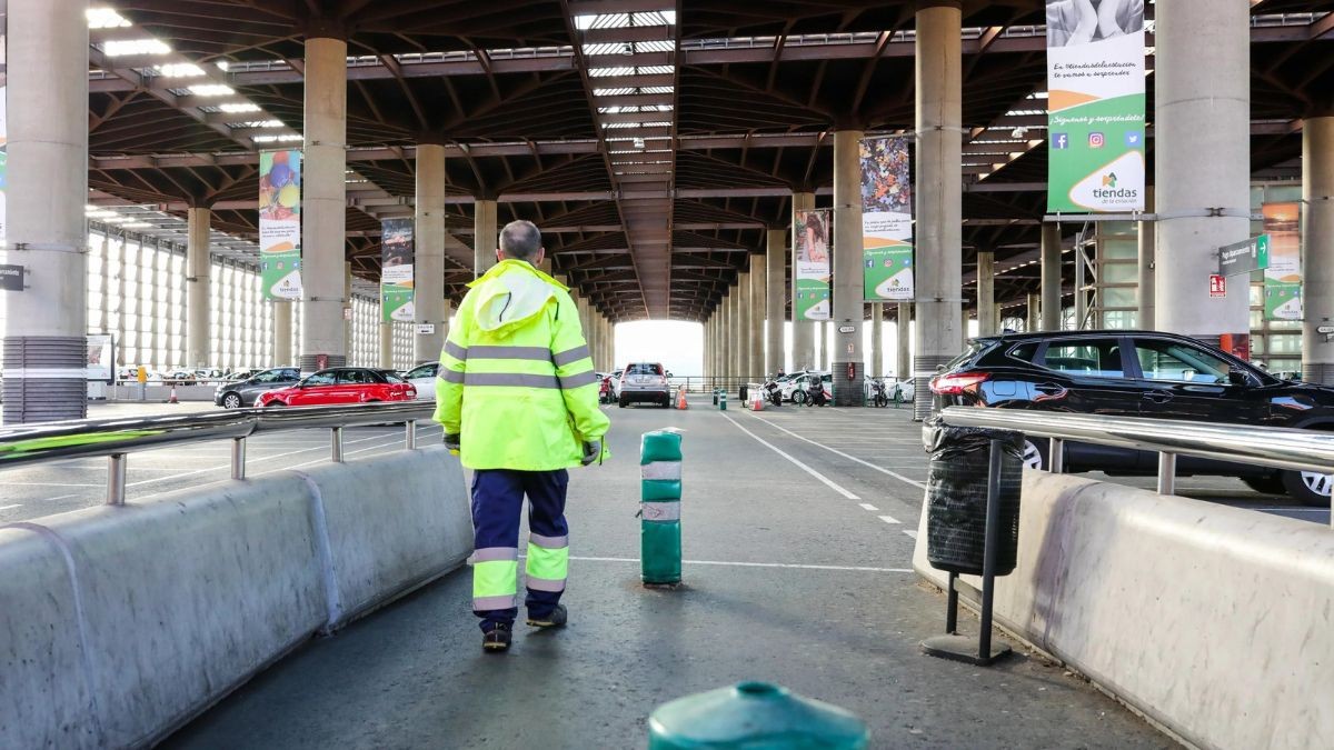 Un trabajador en el interior de un parking, donde trabaja.