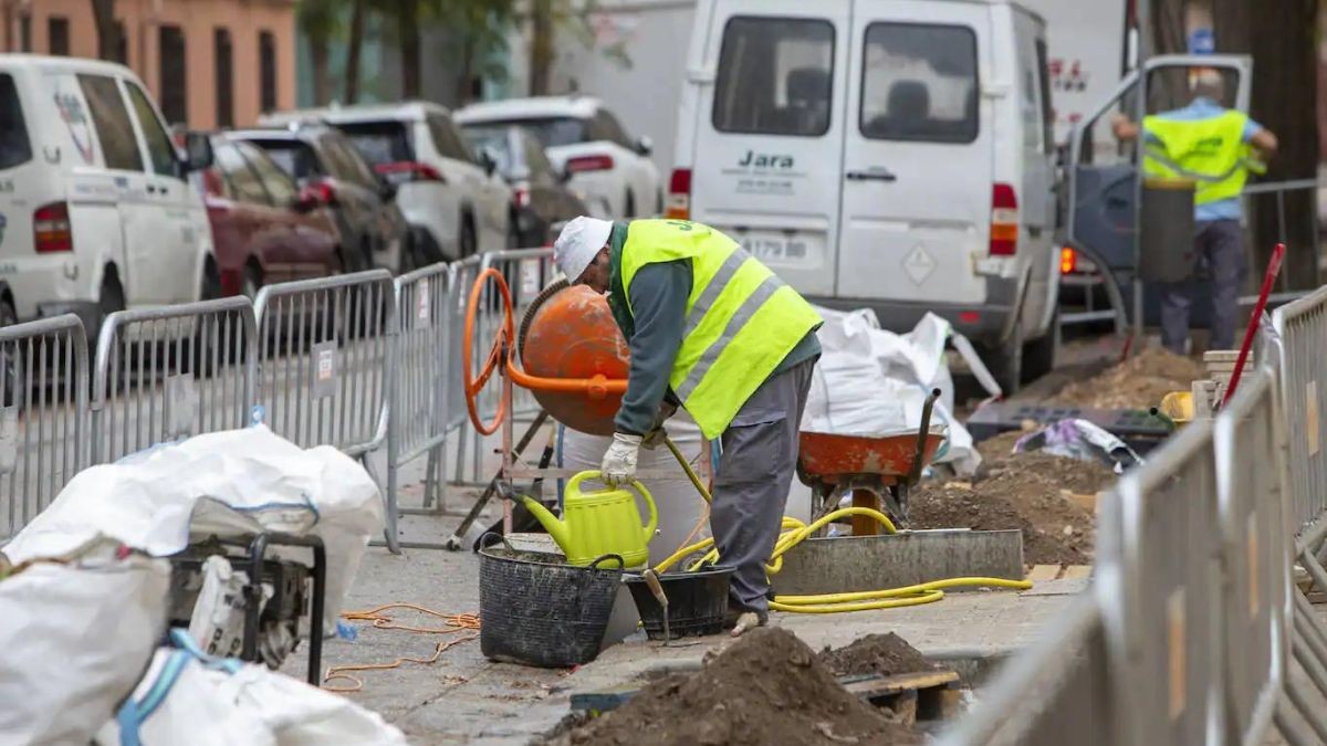 un albañil trabajando