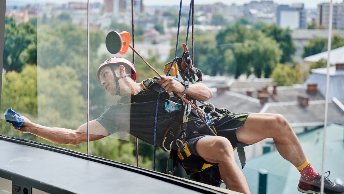 Un trabajador de limpieza en altura.