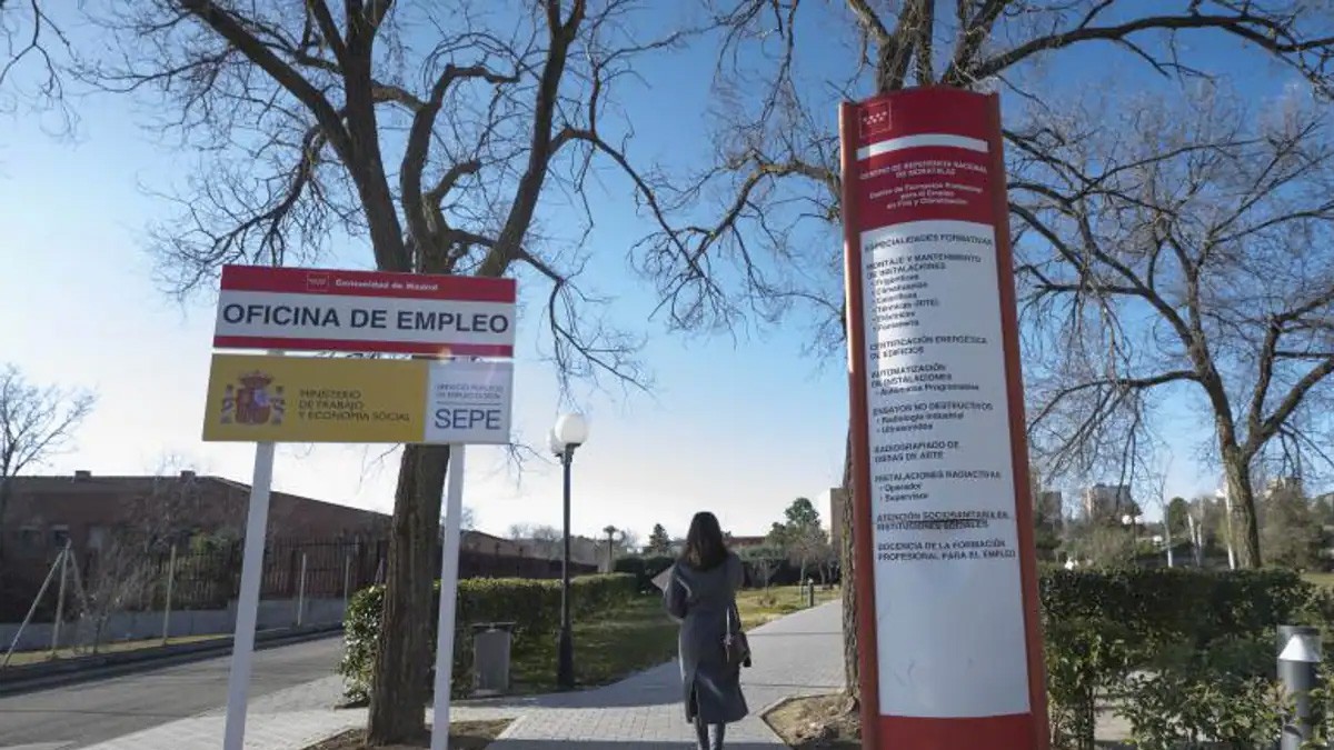 una persona entra a una oficia de empleo del SEPE