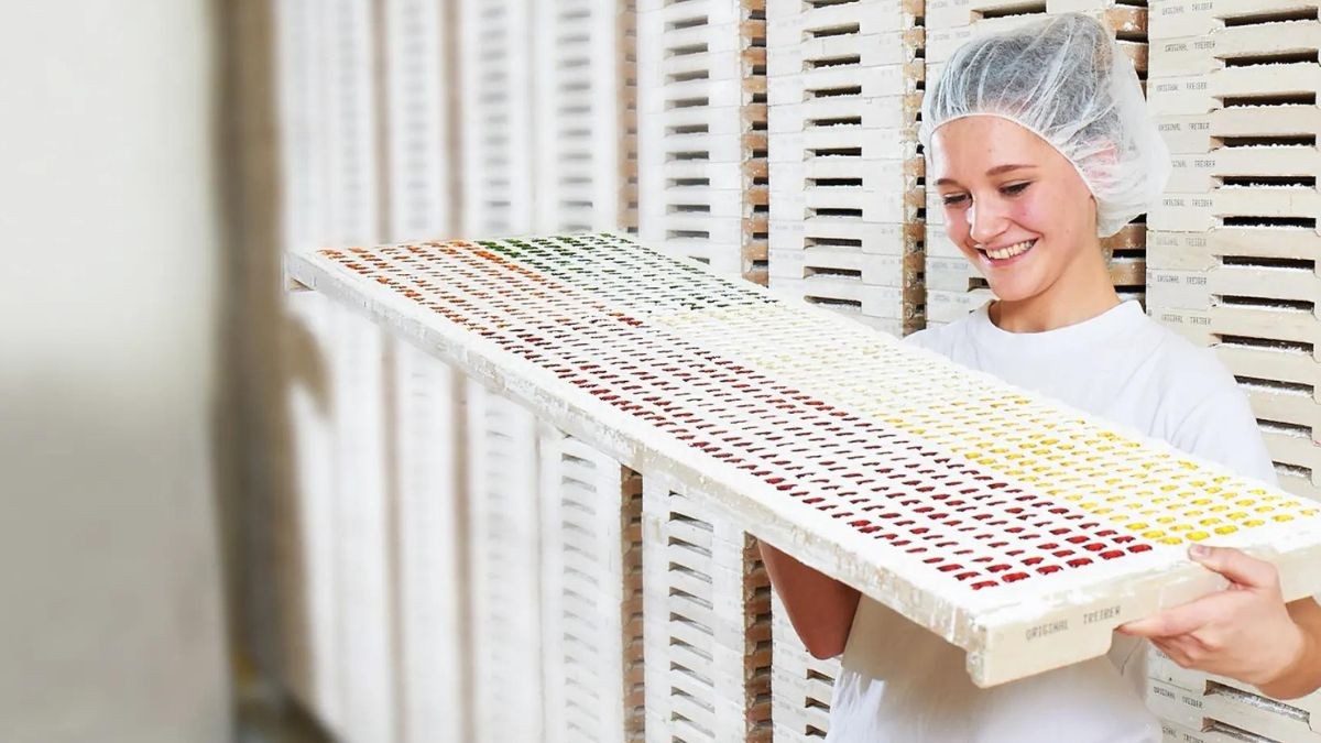 Oferta de empleo fijo sin estudios y sueldo de 1.300 euros: esta fábrica busca personal Una trabajadora de Haribo en la Fábrica.