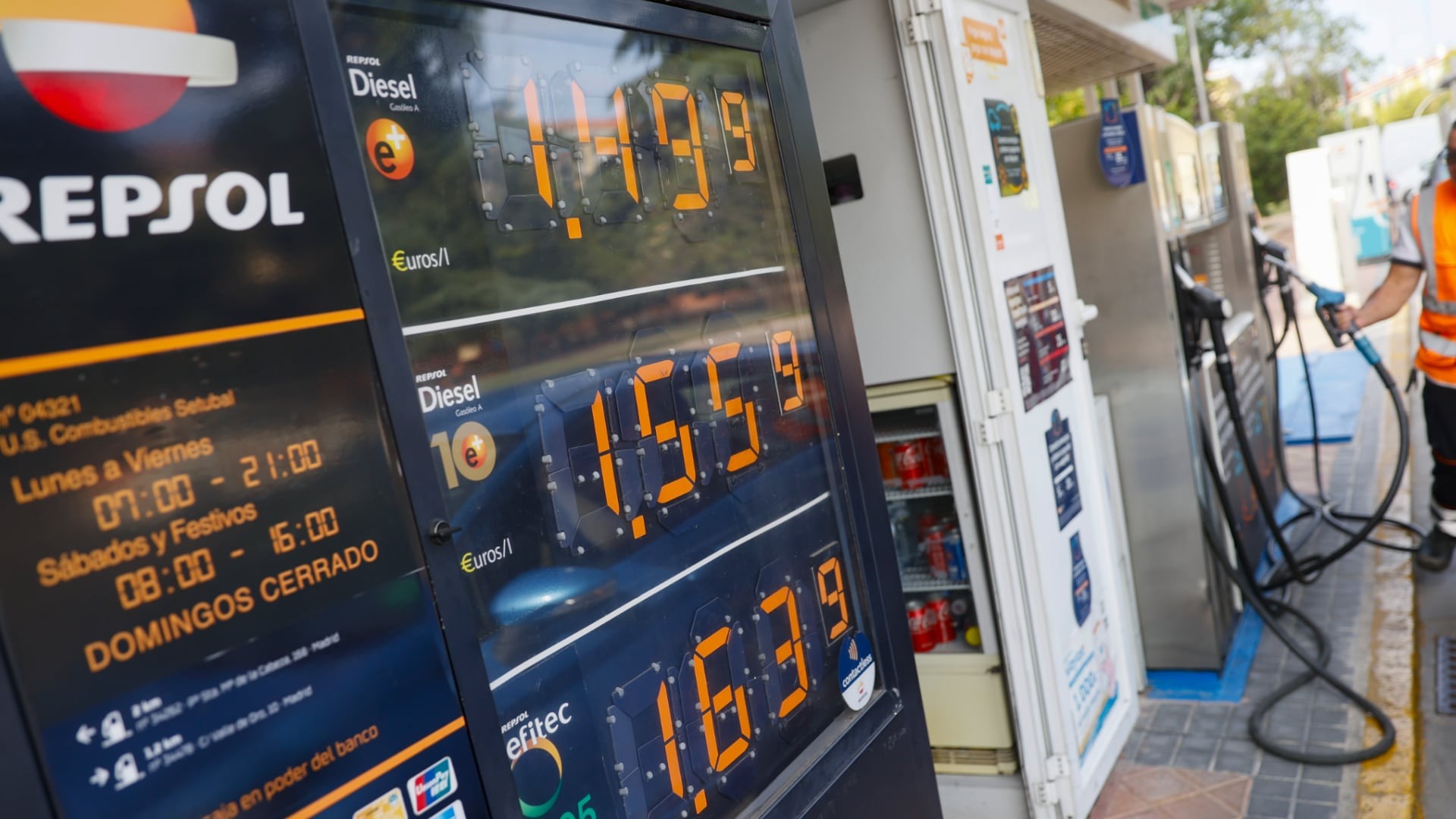 Panel con los precios de los carburantes en una gasolinera Panel con los precios de los carburantes en una gasolinera