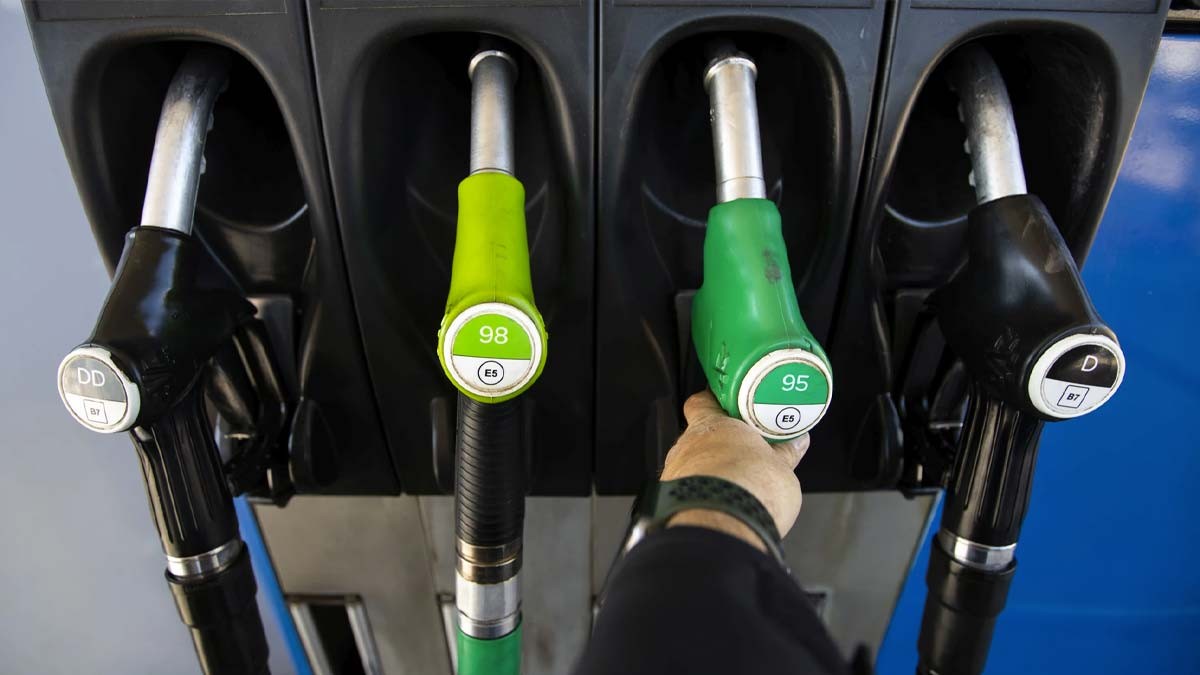 Precio de la gasolina y diésel hoy, 18 de enero de 2024 una persona reposta en una gasolinera