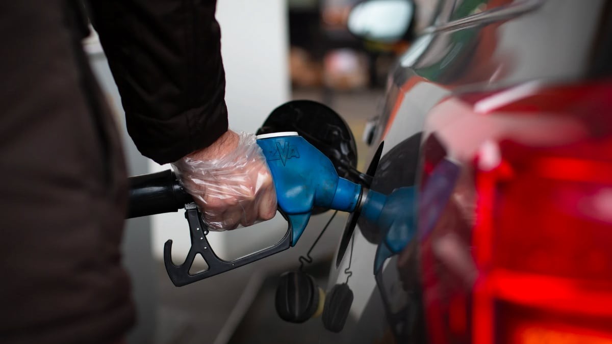 Precio de la gasolina y diésel 15 de enero de 2024. Un hombre reposta gasolina en una gasolinera