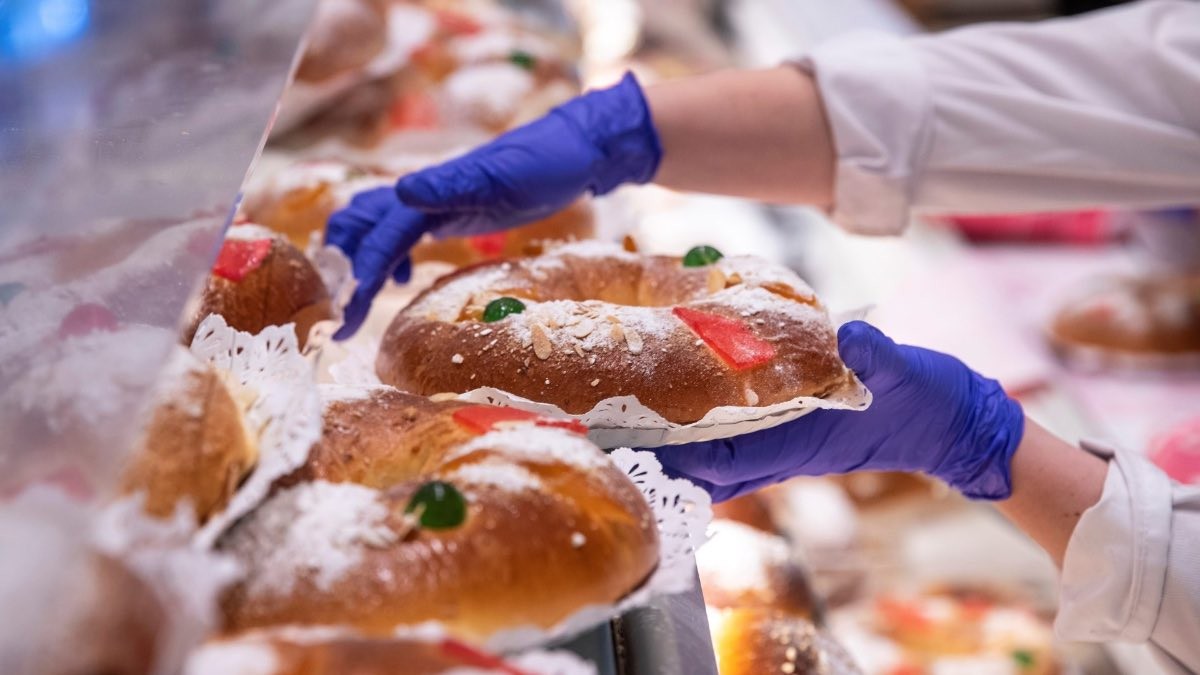 vitrina de roscones de reyes en una pastelería
