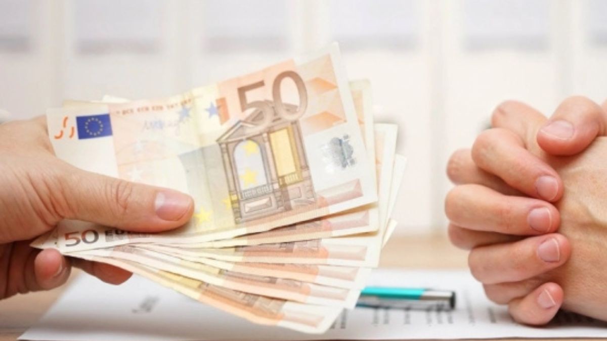 Persona recibiendo una indemnización