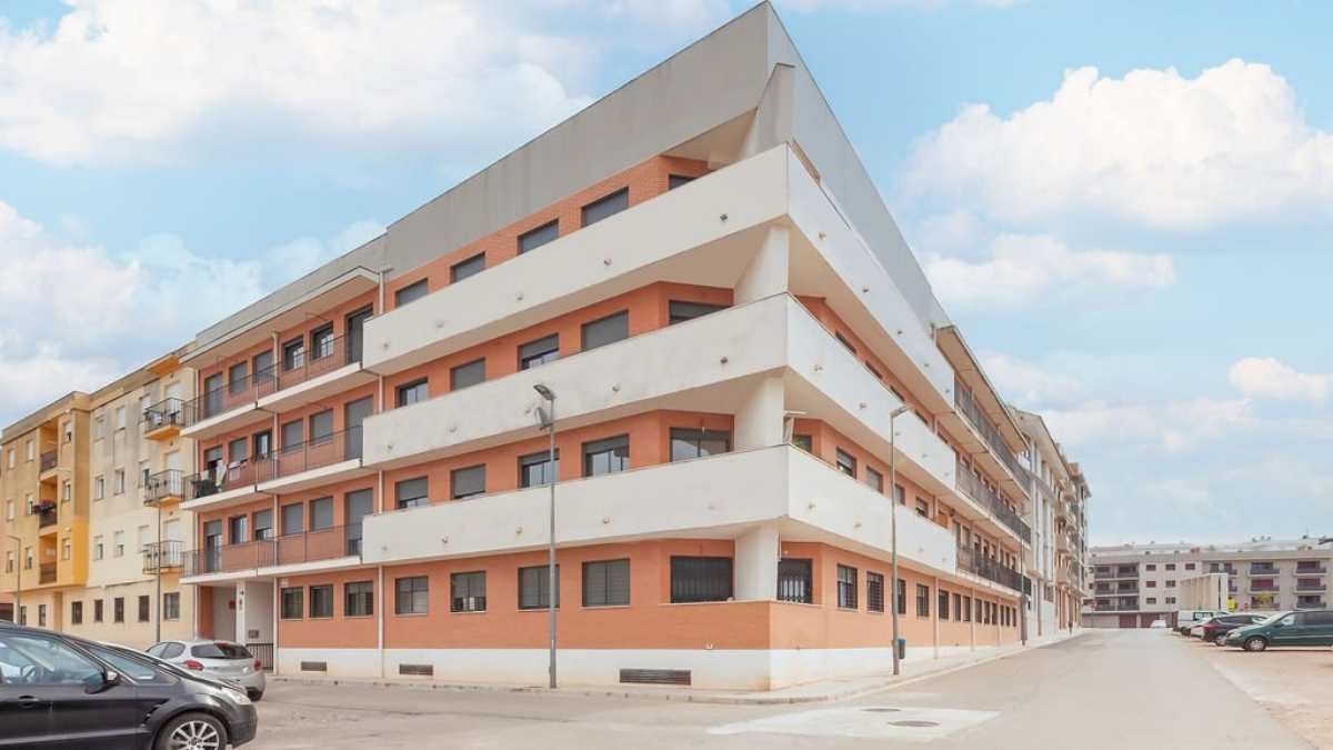 Solvia pone nuevos pisos en venta en Idealista desde 29.400 euros: muchos a estrenar y con cocina amueblada Fachada de una vivienda en venta en Solvia